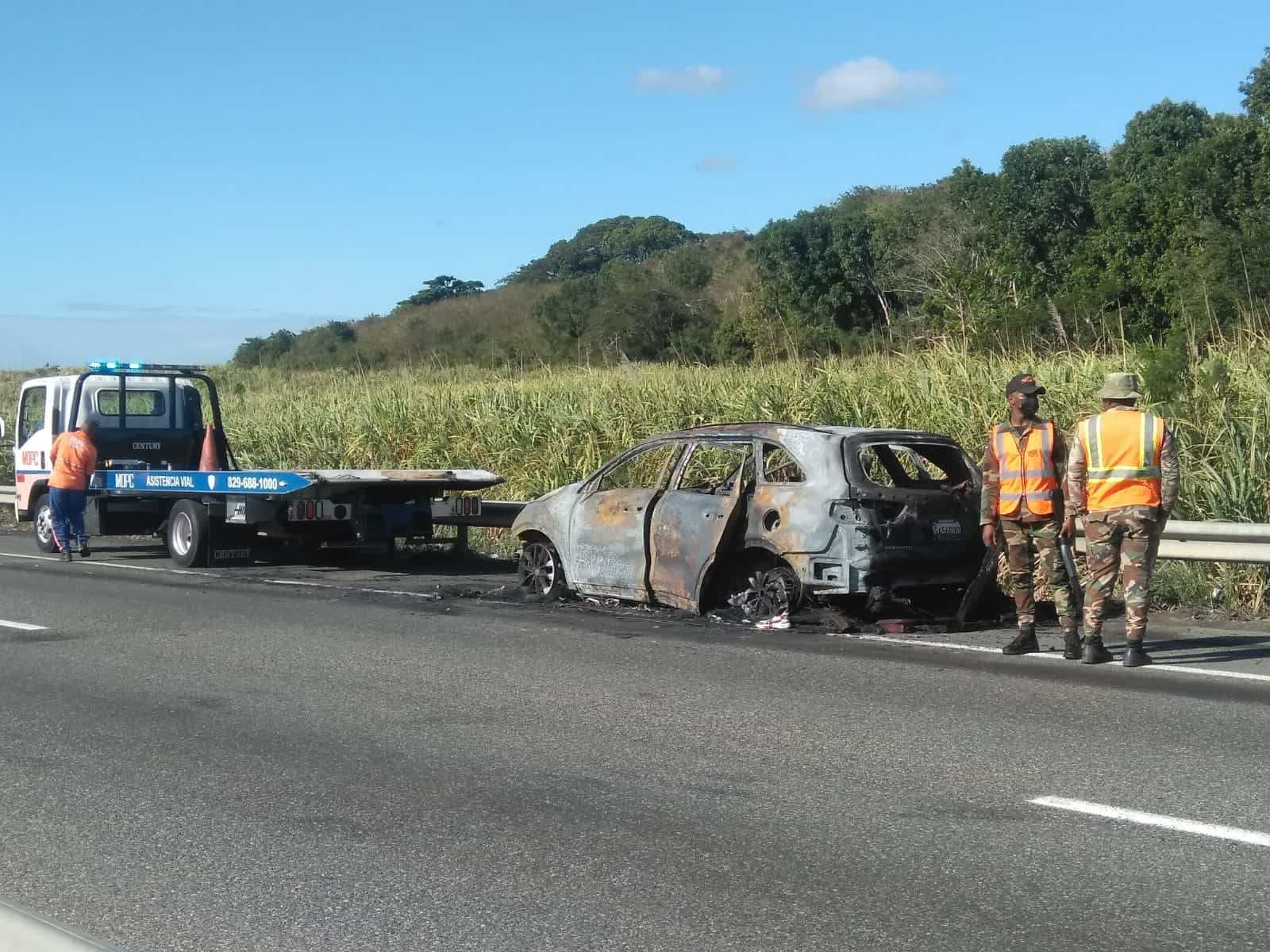 periodista addis burgos y su familia se salvan de milagro luego que se incendiara su vehículo NULL