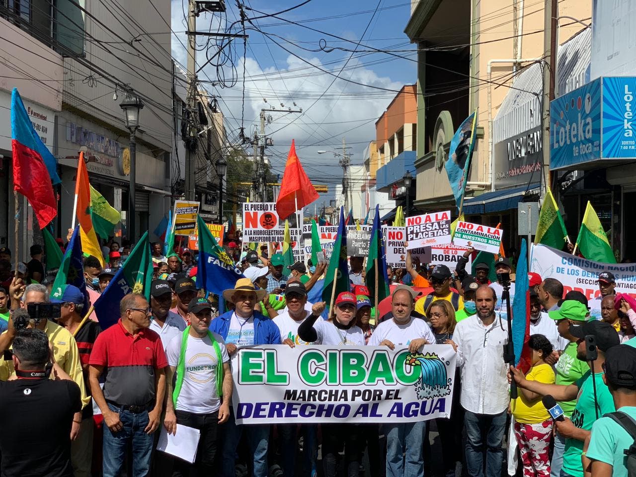 Cientos de personas marchan en Santiago contra construcción de presas y privatización de agua NULL