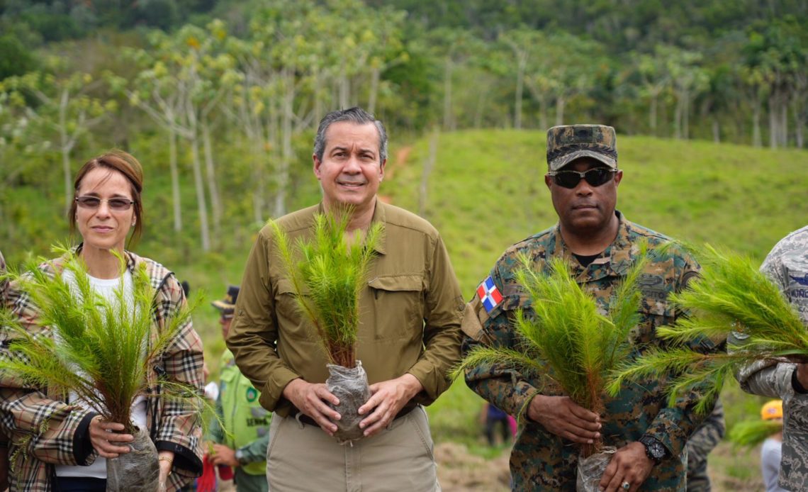 Medio Ambiente y las Fuerzas Armadas realizan jornada de reforestación para restaurar la cuenca del río Ozama NULL