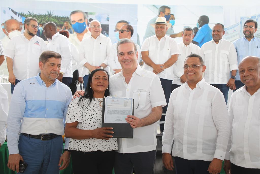 Abinader entrega más de 600 títulos de propiedad y 300 tarjetas Supérate en Monte Plata NULL