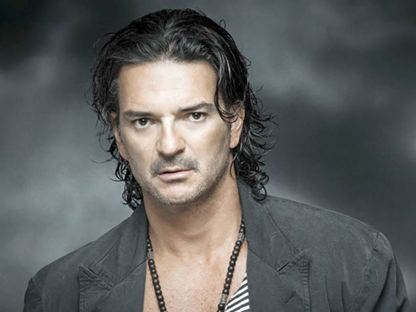 ¡hizo honor a la canción! fan de ricardo arjona se desnuda en pleno concierto NULL