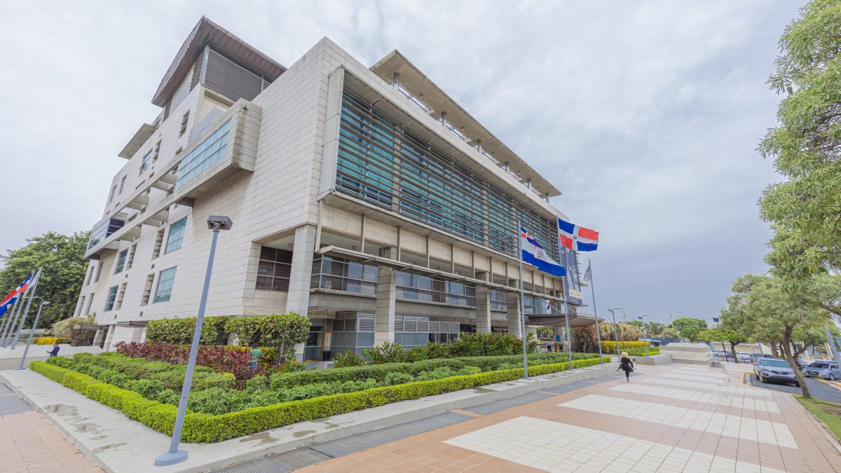 La Procuraduría Especializada de Persecución de la Corrupción Administrativa (PEPCA) dirigida por el magistrado Wilson Camacho depositó este miércoles formal acusación contra imputados en caso Coral, ante la oficina del juez coordinador de los juzgados de NULL