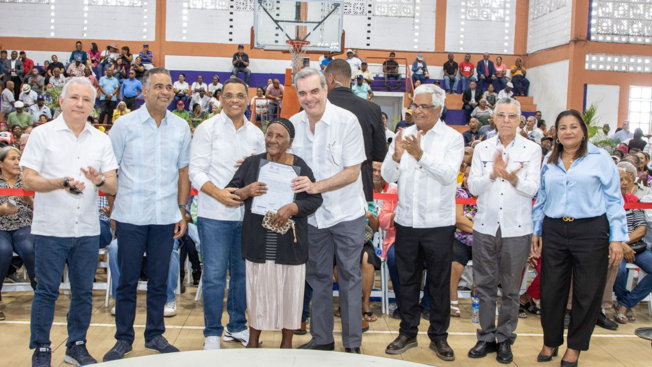 Presidente Luis Abinader entrega 560 títulos de propiedad en Santo Domingo Este NULL