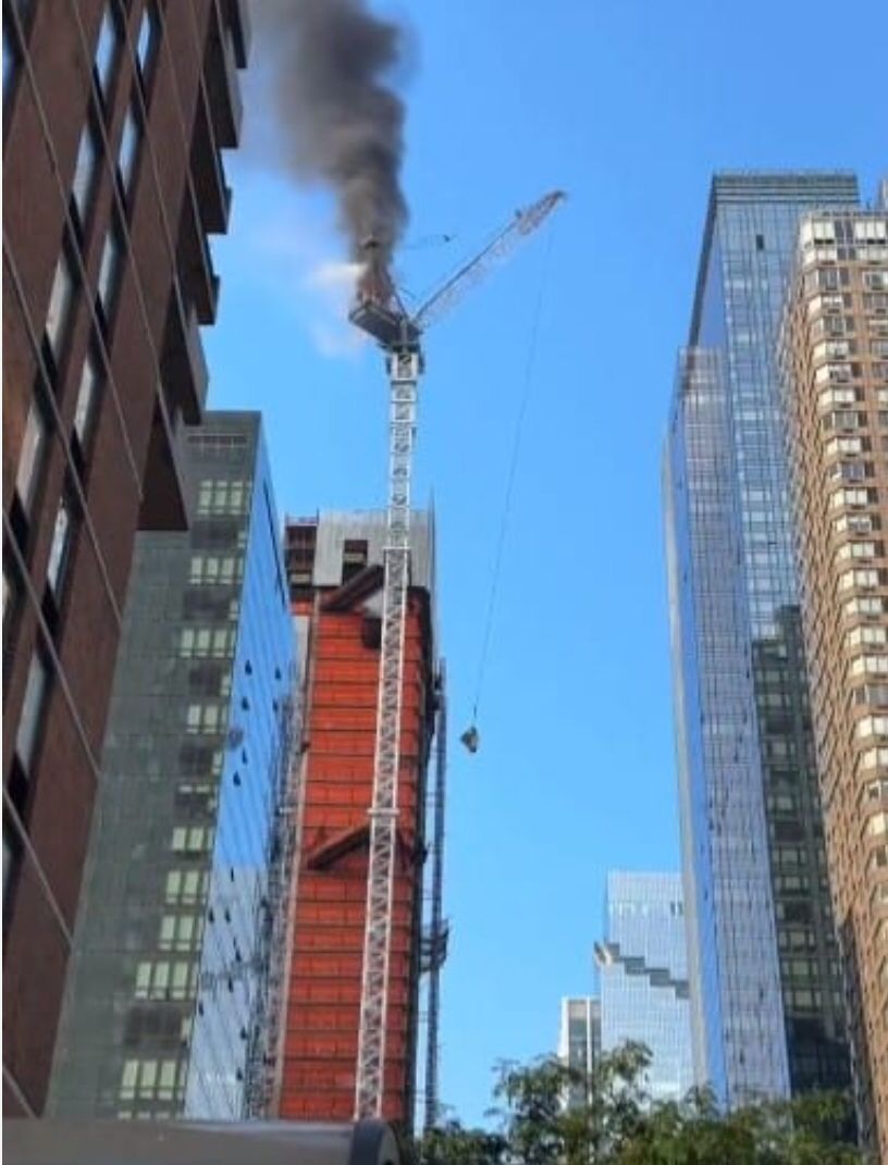 colapso de grúa en manhattan deja cinco heridos Bomberos trabajan para controlar incendio y colapso de grúa en Manhattan