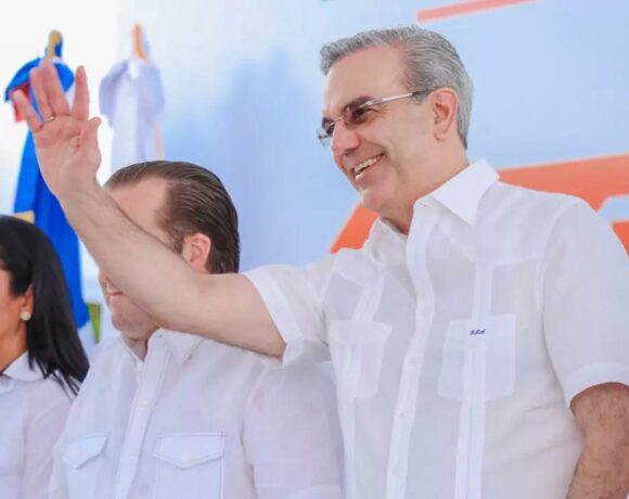 El primer mandatario estará en las provincias Valverde, Montecristi y el Gran Santo Domingo, en las que inaugurará 12 obras, entre estas, un parque solar, una carretera de carga, un hotel, escuela y estancia infantil.