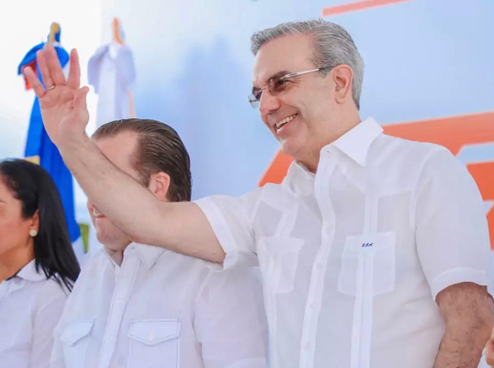 El primer mandatario estará en las provincias Valverde, Montecristi y el Gran Santo Domingo, en las que inaugurará 12 obras, entre estas, un parque solar, una carretera de carga, un hotel, escuela y estancia infantil. El primer mandatario estará en las provincias Valverde, Montecristi y el Gran Santo Domingo, en las que inaugurará 12 obras, entre estas, un parque solar, una carretera de carga, un hotel, escuela y estancia infantil.
