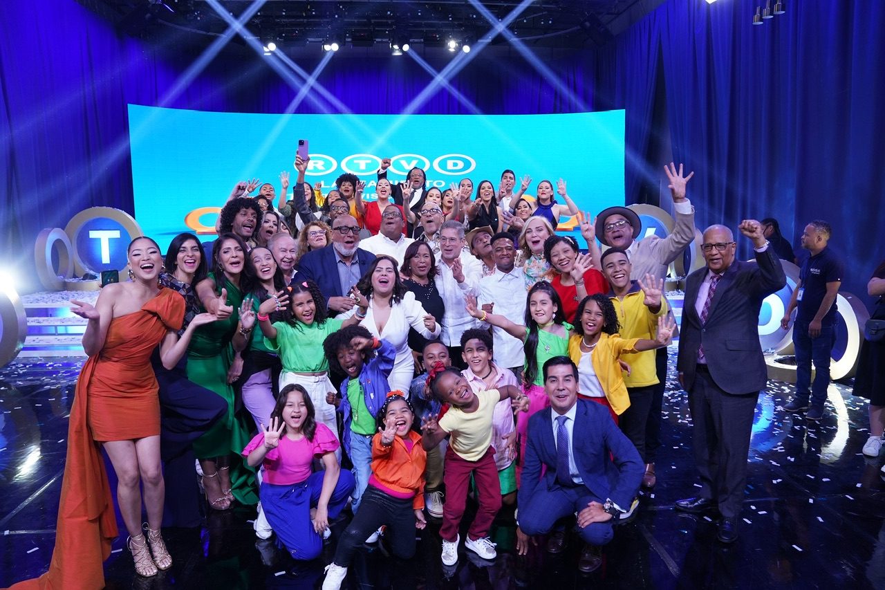 rtvd en su 71 aniversario reúne a destacadas figuras de la televisión dominicana También es el único canal con himno propio, “Orgullo es mi televisión”, en el que se muestra la alegría, la música y la identidad dominicana.