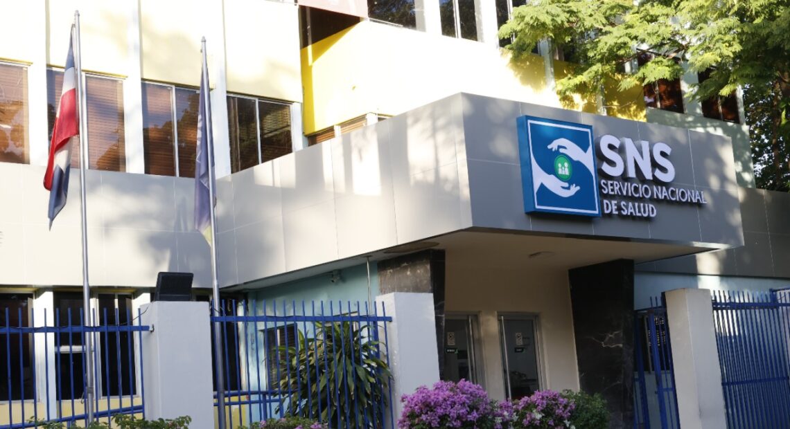 La actual gestión del Servicio Nacional de Salud (SNS) que encabeza el doctor Mario Lama, ha fortalecido la Red Pública con el remozamiento, en tres años, de 24 hospitales y 532 Centros de Atención Primaria.