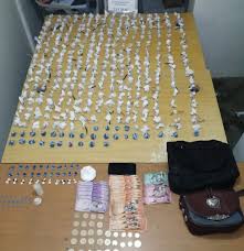 El apresado en el distrito municipal de Maizal, Esperanza, es el nombrado Debin Antonio Gil, quien tenia en su poder 10.0 gramos de un polvo blanco y otros 32.7 gramos de un material rocoso, que se cree son cocaina y crack.