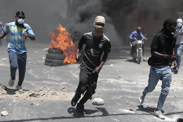 La vida cotidiana en los haitianos se ha visto alterada por la incesante violencia de las pandillas, lo que ha empeorado la pobreza en todo el país La vida cotidiana en los haitianos se ha visto alterada por la incesante violencia de las pandillas, lo que ha empeorado la pobreza en todo el país