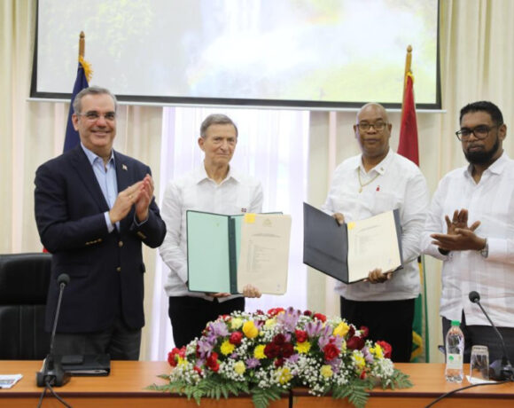 El presidente Luis Abinader firmó un acuerdo de cooperación con su homólogo de la República Cooperativa de Guyana, Mohamed Irfaan Alí, a través del cual RD participará en la exploración de petróleo en ese territorio.