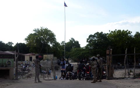 El sábado pasado, dos haitianos hirieron a un cabo del Cesfront, al propinarle un machetazo en su mano izquierda y despojarlo de la escopeta asignada para su servicio.