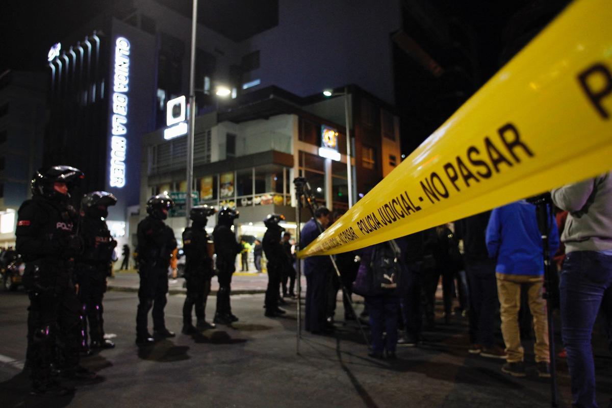 los seis detenidos por el asesinato de villavicencio son extranjeros, según policía de ecuador Quito, 10 ago (EFE).- El ministro ecuatoriano del Interior, Juan Zapata, informó este jueves de que los seis detenidos tras el asesinato del candidato presidencial Fernando Villavicencio, son extranjeros, pero no reveló su nacionalidad.