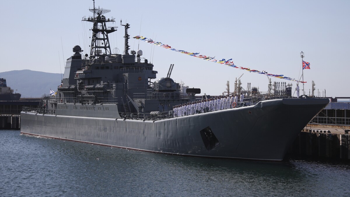 rusia acusa a ucrania de atacar base naval en el mar negro y crimea con drones El incidente del viernes es el último de una serie de ataques dentro del territorio ruso. A principios de semana, aviones no tripulados alcanzaron un edificio en Moscú y otro llegó al Kremlin en mayo sin causar daños.