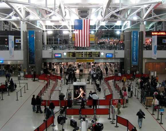 Miles de vuelos fueron retrasados o cancelados este martes luego de una serie de tormentas severas que azotaron el este de los Estados Unidos.