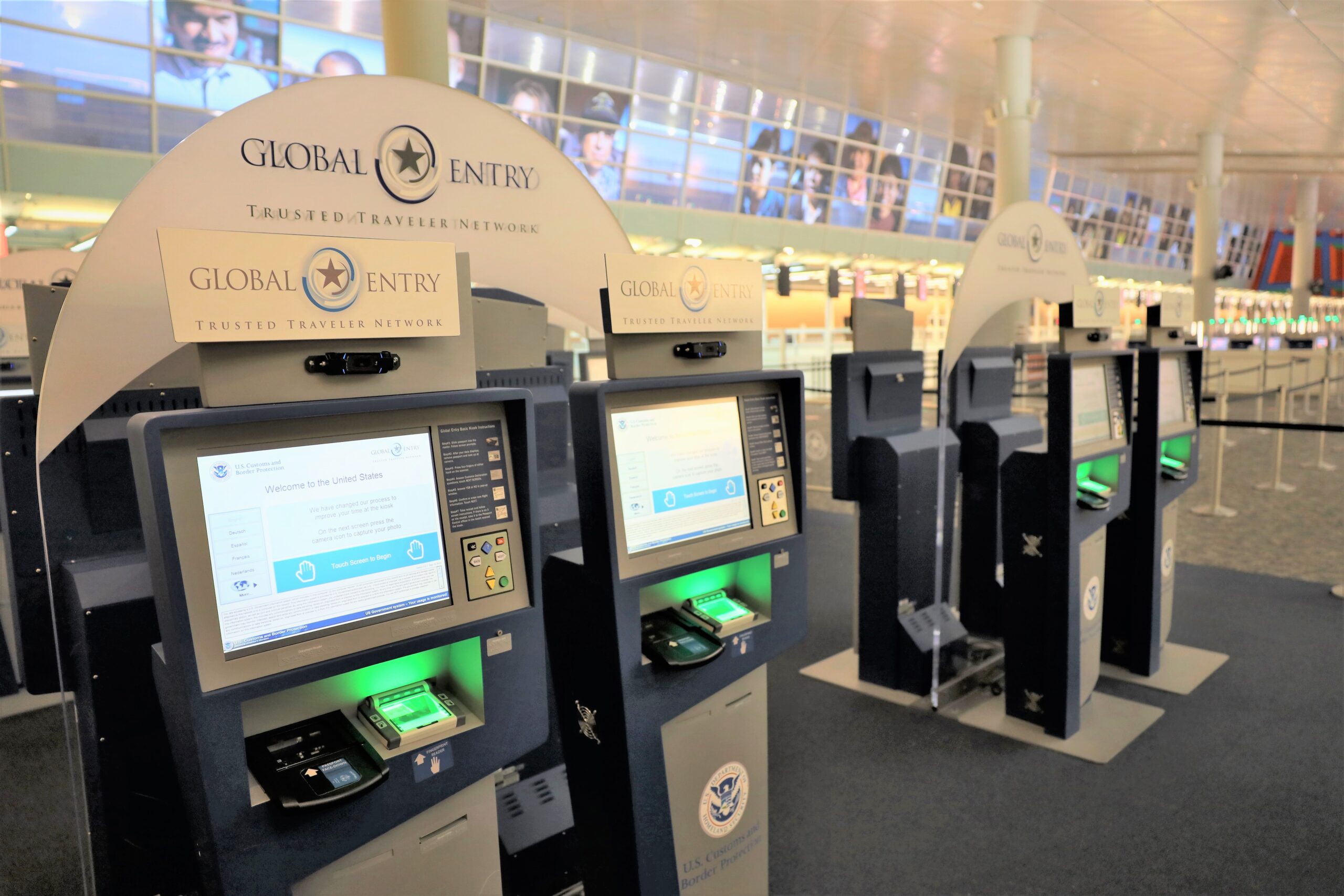 los requisitos y cómo solicitar la tarjeta de global entry La tarifa de solicitud, no reembolsable, es de 100 dólares por una membresía de cinco años.