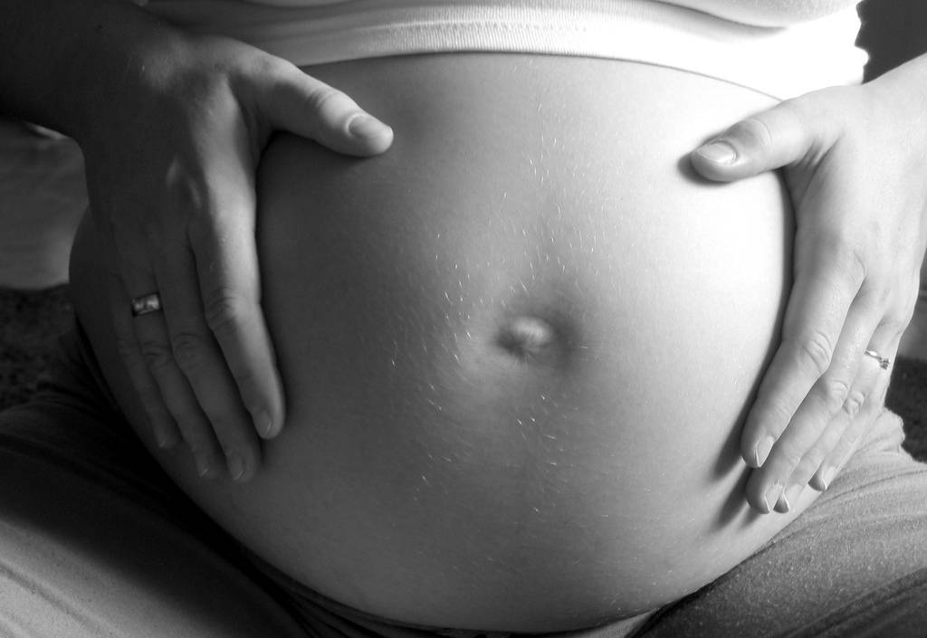 eeuu autoriza vacunar a embarazadas contra bronquiolitis para proteger bebés Estados Unidos se convirtió este lunes en el primer país en aprobar una vacuna para embarazadas que previene la bronquiolitis en sus bebés.