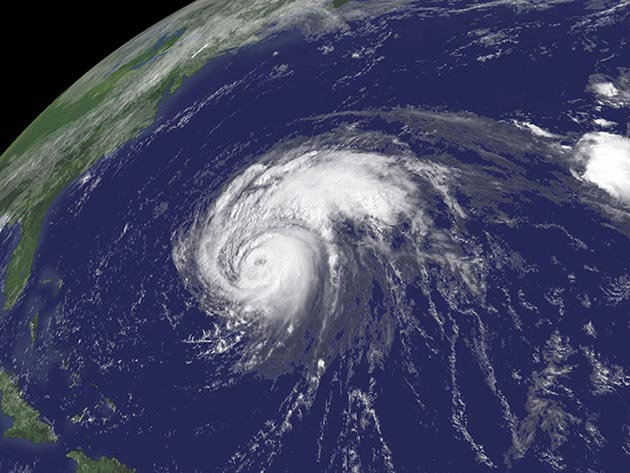 Se espera que estos vientos se fortalezcan aún más, alcanzando unos 95 km/h, antes de tocar tierra como tormenta tropical en la isla de La Española el miércoles por la mañana.