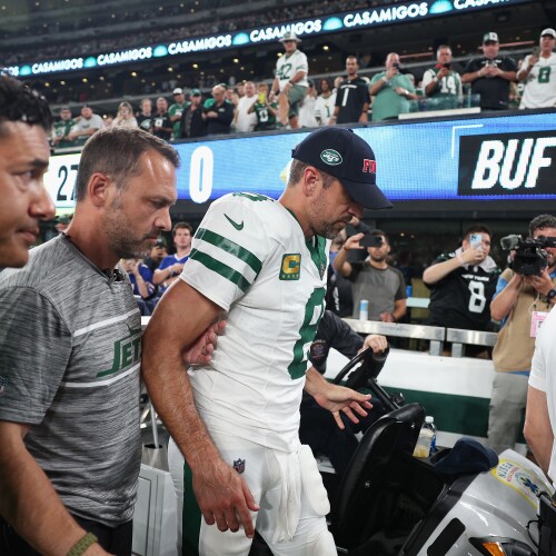 aaron rodgers se lesiona en triunfo de jets ante bills en cierre de la semana 1 Jordan Whitehead, defensivo profundo de Jets, brilló con tres intercepciones a Josh Allen, pasador de Bills quien también sufrió dos balones sueltos y fue capturado cinco veces.
