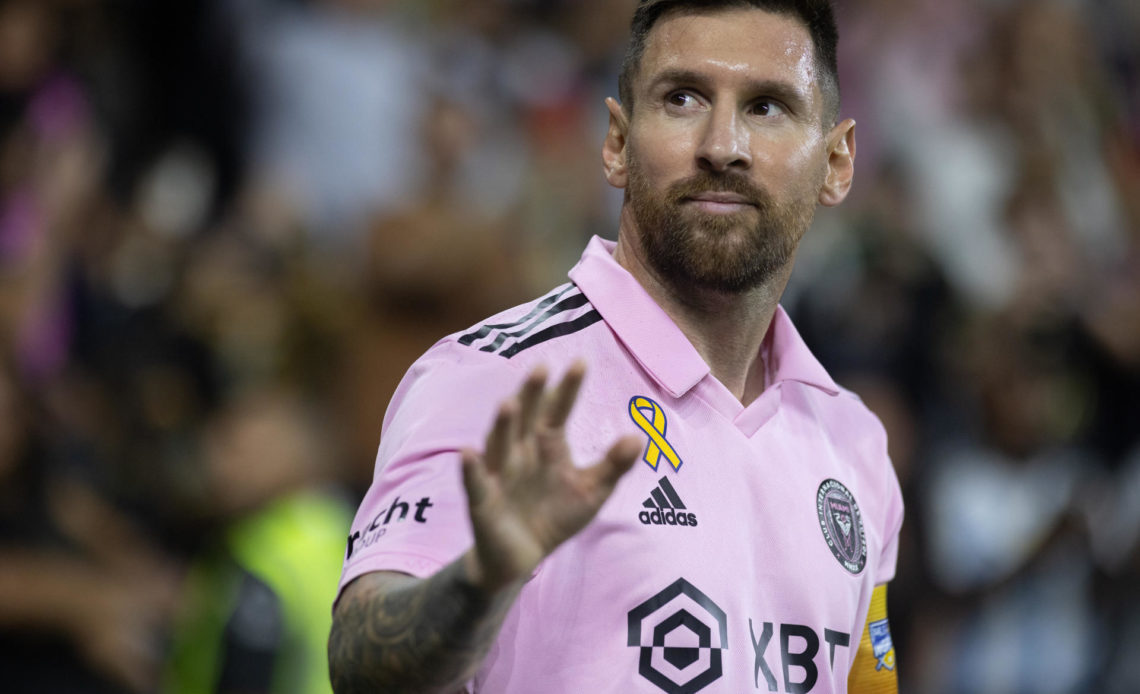 messi lidera la lista de camisetas más vendidas de la mls Messi anunció su llegada a Miami el 7 de junio y debutó con el equipo de rosa el 21 de julio en un encuentro contra el Cruz Azul.