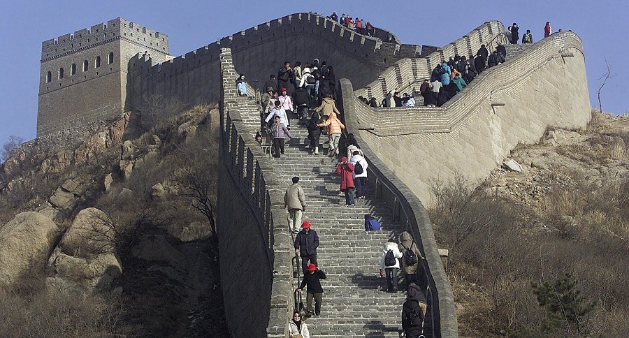 dos detenidos por daños “irreparables” a la gran muralla china con una excavadora a investigación reveló que los daños habían sido causados por una excavadora, que posteriormente fue descubierta en el vecino condado de Horinger, en la región autónoma de Mongolia Interior.