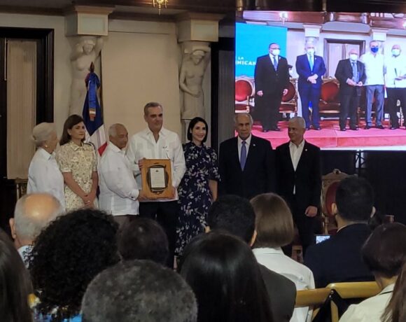 También entregó el premio "Protector de la Persona Envejeciente" al Hospicio San Vicente de Paúl
