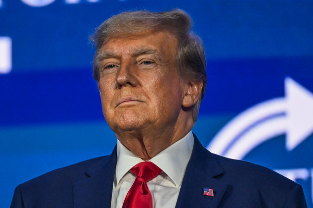 un juez de georgia determina que el juicio contra trump no empezará en octubre Trump y los otros 16 acusados habían pedido que se les juzgara por separado de Chesebro y Powell, argumentando que no podrían estar listos para un juicio el 23 de octubre.