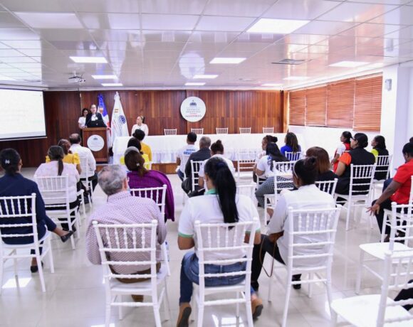 La galena destacó: “Las pausas activas pueden realizarse en cualquier entorno laboral y ofrecen beneficios sustanciales. Desde mejorar la postura hasta reducir el estrés, estas pausas son una inversión en la salud y el bienestar de nuestros colaboradores, lo que a su vez se traduce en una institución más saludable y productiva.”