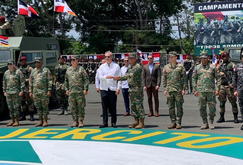 Durante el acto, el comandante general del Ejército definió la entrega como un hecho trascendental en materia de equipamiento operacional que garantizan la continuidad de un ejército más fuerte para defender la soberanía e independencia de la nación domin Durante el acto, el comandante general del Ejército definió la entrega como un hecho trascendental en materia de equipamiento operacional que garantizan la continuidad de un ejército más fuerte para defender la soberanía e independencia de la nación dominicana.