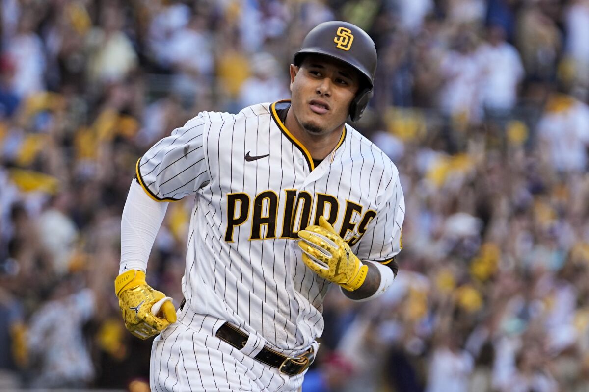 nuevo dolor en el codo sacó de la alineación a manny machado El mánager del equipo, Bob Melvin dijo que empeoró el domingo