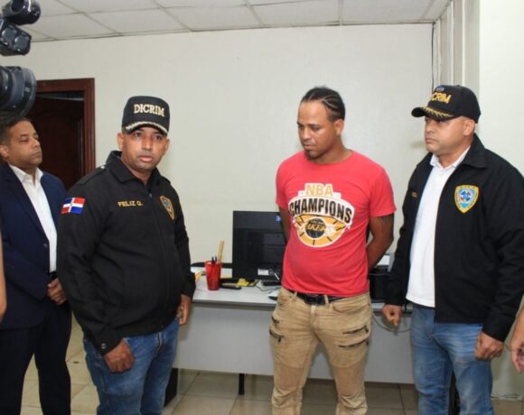 La entrega se produce a menos de cinco horas de la emisión de comunicado policial sobre su identificación y despliegue policial para su captura