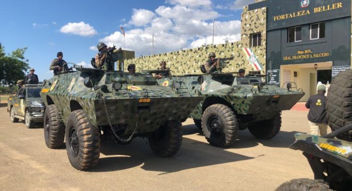 “No se ha producido una deserción como se ha informado en medios digitales. La moral y la disposición a servir se mantiene en alta en los militares destacados en la frontera”, dijo la entidad castrense en un comunicado.