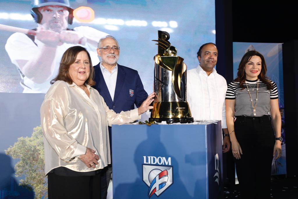 lidom y banreservas develan copa del campeonato 2023-2024 Banreservas presentó la campaña publicaría oficial a través de un interesante comercial con el lema “estamos hechos de béisbol”.