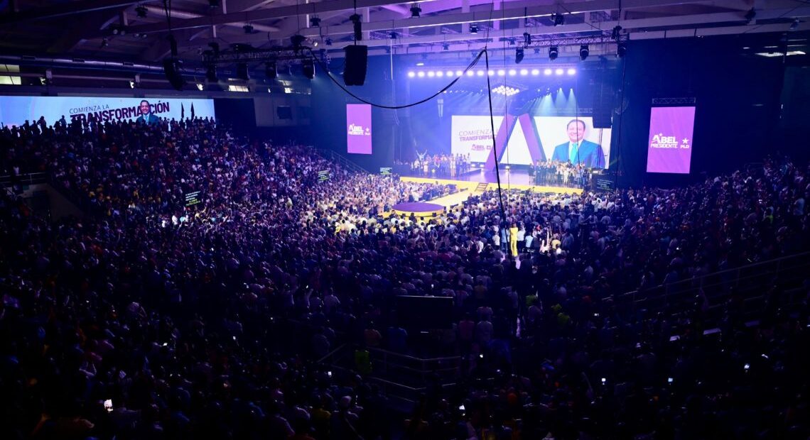 El ambiente en el Pabellón de Voleibol es de unidad y entusiasmo, como lo dejan saber los presentes, mediante efusivas consignas en torno al PLD y Abel Martínez.