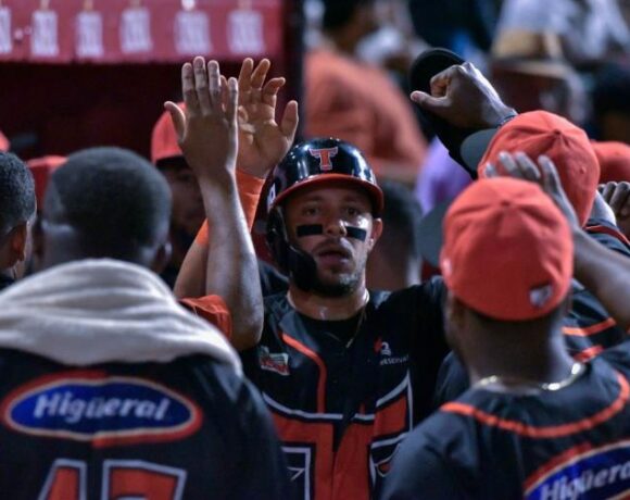 Valdez (0-1) trabajó cinco entradas donde fue conectado con 11 hits, aceptó cinco vueltas y ponchó dos hombres.