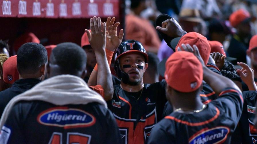 los toros trituraron al licey y valdés logra histórico triunfo Valdez (0-1) trabajó cinco entradas donde fue conectado con 11 hits, aceptó cinco vueltas y ponchó dos hombres.