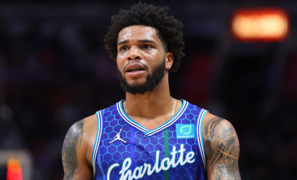 miles bridges recibe una citación penal por no respetar una orden de protección El pasado noviembre Bridges, de 25 años, fue condenado a tres años de libertad condicional tras un acuerdo con los fiscales por una acusación de asaltar a su novia delante de sus dos hijos.