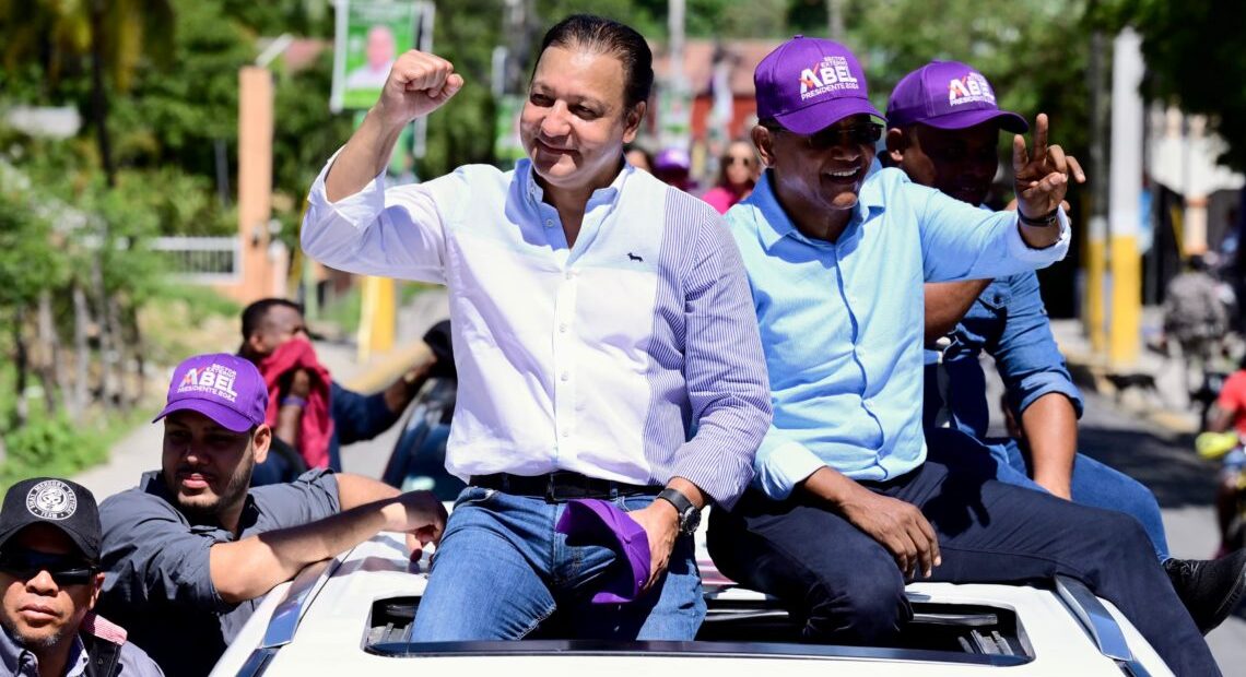 El líder de la oposición partió del sector Las Caobas, en Santo Domingo Oeste, donde lo esperó una multitud del partido morado.