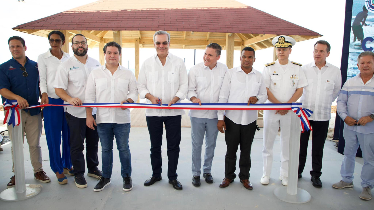 El presidente Abinader también inauguró el Centro Tecnológico Comunitario (CTC), en San Rafael del Yuma, con una inversión de más de RD 20 millones. El presidente Abinader también inauguró el Centro Tecnológico Comunitario (CTC), en San Rafael del Yuma, con una inversión de más de RD 20 millones.