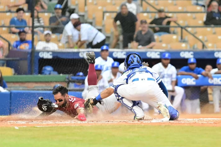 gigantes blanquean, estrellas quitan invicto a leones y Águilas ganan su primero en lidom Kelvin Gutiérrez remolcó dos carreras y anotó una vuelta y el cubano Henry Urrutia aportó una remolcada para que los Gigantes, quienes habían sido blanqueados por los Tigres en la jornada previa y ahora se impusieron por la misma vía.