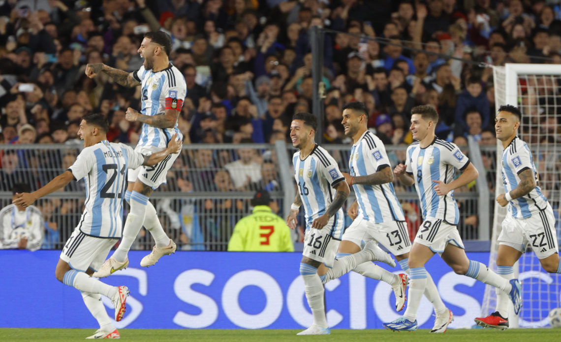 argentina marcha al 100 % y brasil cede empate por culpa del golazo de bello Sumida en completa depresión yace en el fondo de la clasificación Bolivia, que hoy sufrió su segunda derrota ante sus decepcionados hinchas en la temida altitud de La Paz, la tercera en el torneo.
