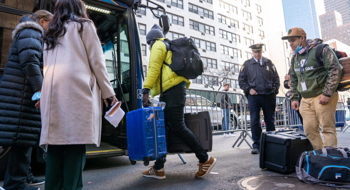 Aunque la prensa tiene prohibido entrar en el Hotel Roosevelt, es fácil hablar con las decenas de inmigrantes que se agolpan a la entrada en busca de información.