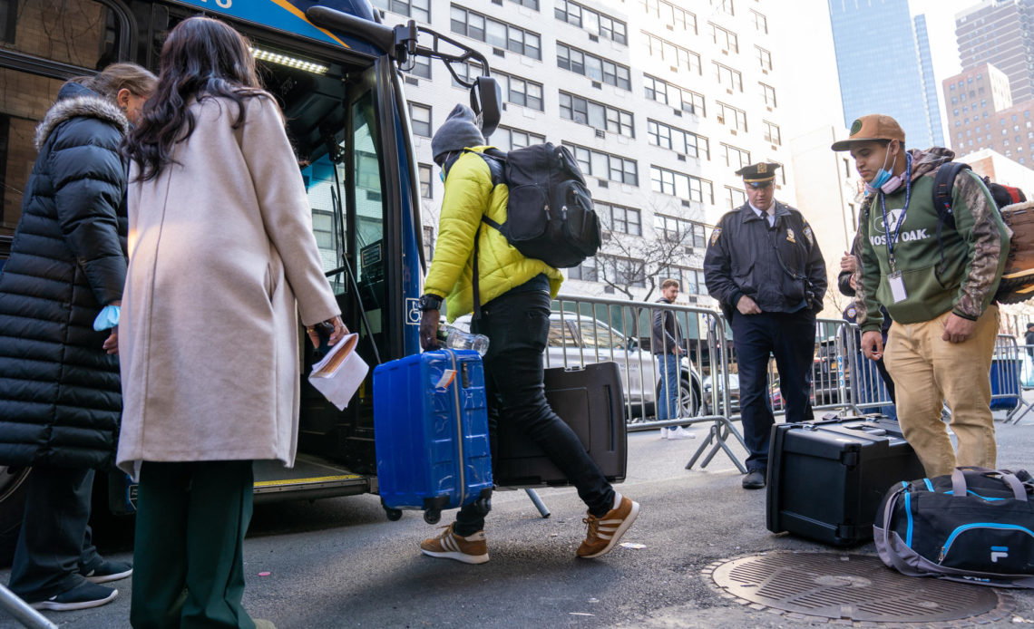 nueva york ofrece vuelos gratuitos a inmigrantes que quieran abandonar la ciudad Aunque la prensa tiene prohibido entrar en el Hotel Roosevelt, es fácil hablar con las decenas de inmigrantes que se agolpan a la entrada en busca de información.