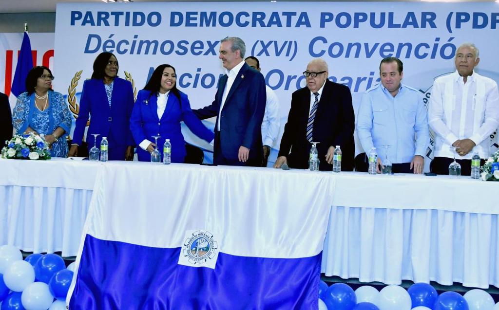 El doctor Didiez Nadal le tomó el juramento al licenciado Luis Abinader Corona como su candidato presidencial para las elecciones del próximo año, seguido de una estruendosa ovación. El doctor Didiez Nadal le tomó el juramento al licenciado Luis Abinader Corona como su candidato presidencial para las elecciones del próximo año, seguido de una estruendosa ovación.