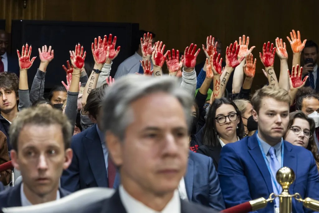 ee.uu. afirma que un alto al fuego ahora en gaza consolidaría las acciones de hamás La guerra en Israel y la Franja de Gaza, explicó Wray, ha elevado las amenazas de un ataque terrorista contra los estadounidenses en su propio territorio “a otro nivel”.