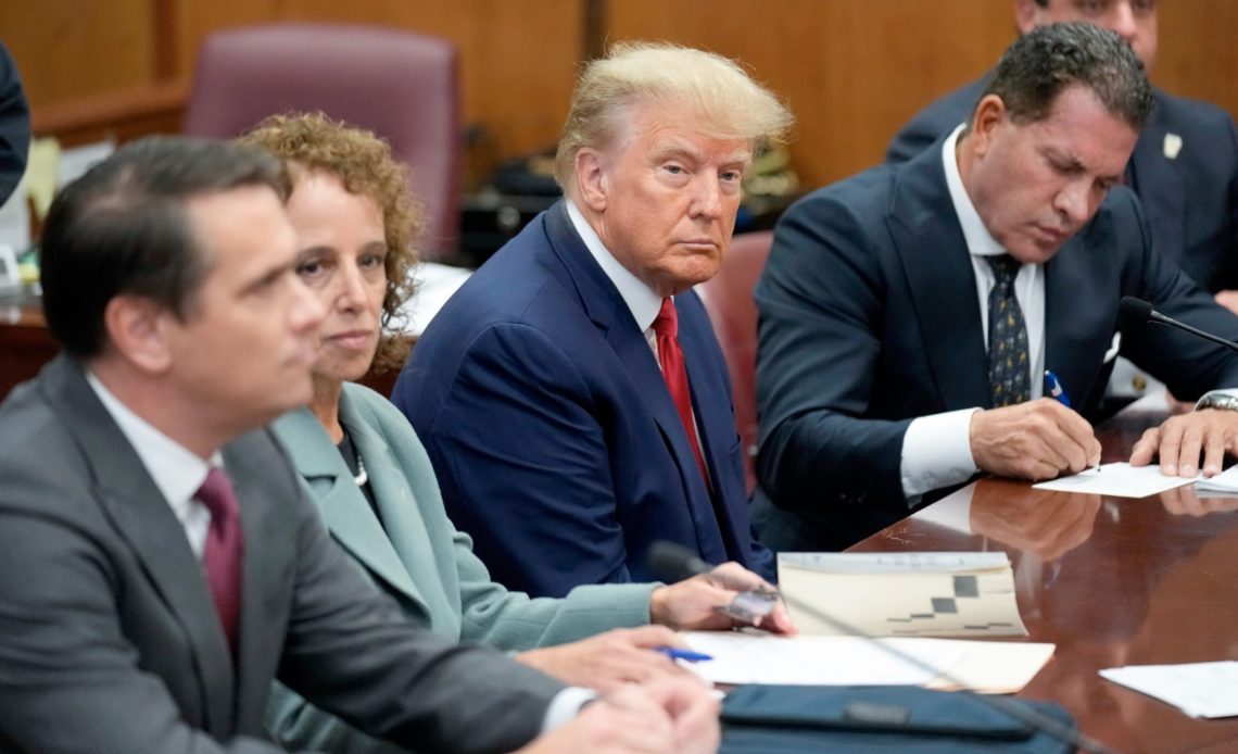 abogados de trump piden desestimar caso de subversión; argumentan inmunidad El argumento de inmunidad presidencial había sido asomado por la defensa desde hace semanas, como uno de varios desafíos que piensa intentar contra el proceso, uno de los cuatro que Trump enfrenta.