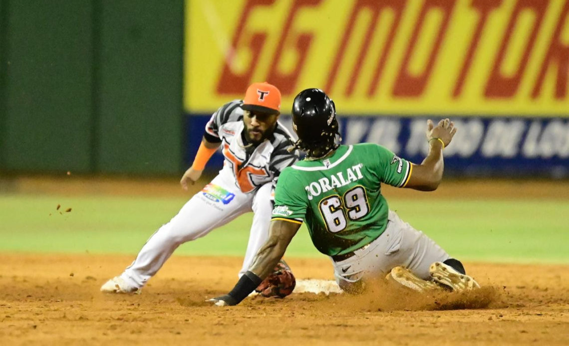 las estrellas vencen a los toros en entradas extras en béisbol dominicano El partido, que se disputó en el estadio Francisco Micheli de La Romana (este), hogar de los Toros, se mantuvo como un duelo de picheo que se abrió en el último episodio.