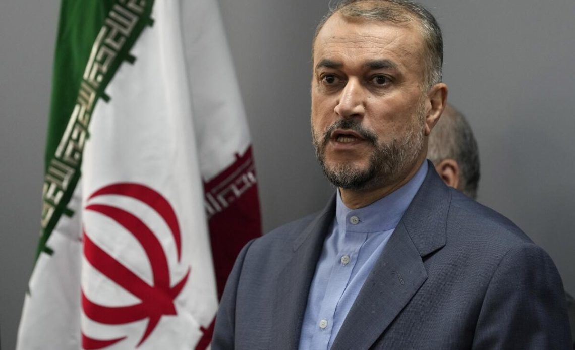 ministro de exteriores iraní advierte desde beirut que israel podría sufrir “un terremoto enorme” Hossein Amirabdollahian dijo a la prensa en Beirut que el grupo libanés Hezbollah ha barajado todas las opciones de una guerra y que Israel debe detener sus ataques sobre Gaza lo antes posible.