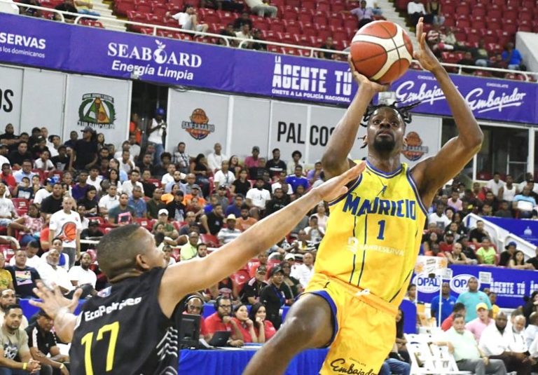 mauricio báez da primer zarpazo al rafael barias en inicio serie final del tbs En este primer partido sobresalieron a la ofensiva del Mauricio: Juan Miguel Suero, Richard Bautista y el debutante refuerzo Luismal Ferreiras, con 19 puntos cada uno.