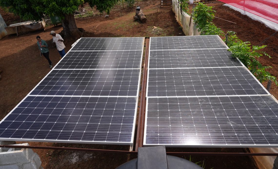 El ministro de Energía y Minas, Antonio Almonte, lideró esta iniciativa que beneficiará a 260 residentes en Chacaro, El Aguacate y El Valle de los Algarrobos, cuyas viviendas fueron electrificadas con una inversión de RD$2.9 millones. El ministro de Energía y Minas, Antonio Almonte, lideró esta iniciativa que beneficiará a 260 residentes en Chacaro, El Aguacate y El Valle de los Algarrobos, cuyas viviendas fueron electrificadas con una inversión de RD$2.9 millones.